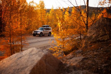 Khabarovsk, Rusya - 26 Eylül 2021: Mitsubishi Pajero dağlardaki manzaralı sonbahar yolu