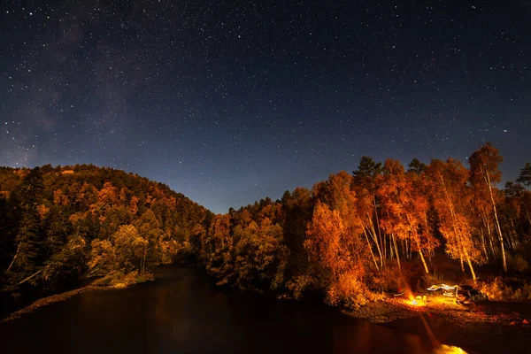 Turistický Kemp Břehu Řeky Noci Pod Hvězdnou Oblohou Existuje Nějaký — Stock fotografie