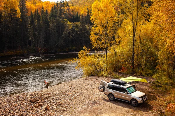 Sukhpai Rusland September 2021 Auto Kamperen Bij Bergrivier Herfst Rechtenvrije Stockfoto's