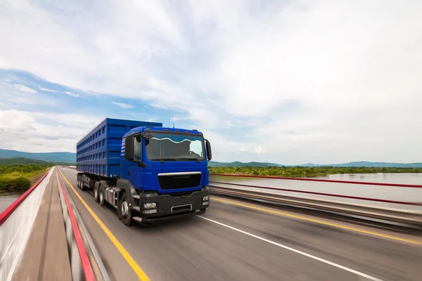 Camion Blu Movimento Lungo Una Strada — Foto Stock