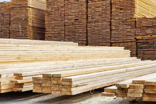 Einem Bauhof Stapeln Sich Viele Bretter Übereinander Holzbretter Vordergrund Nahaufnahme — Stockfoto