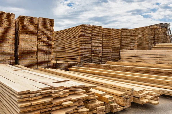 Industrielle Produktion Von Holzfertigprodukten Die Auf Dem Lagergelände Stapeln Gestapelt — Stockfoto