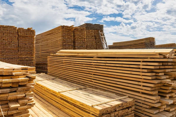 Holzwerkstoff Und Holzbretter Mit Natur Export Ein Freiluftlager Mit Wolken — Stockfoto