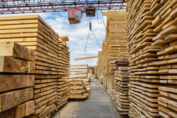 Utsikt Över Virkesförrådet Mellan Staplar Brädor Bakgrunden Kran För Lastning — Stockfoto