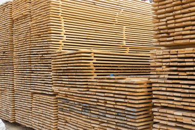 Depoda bir sürü tahta üst üste yığılmış. İnşaatta daha fazla kullanım için kereste.