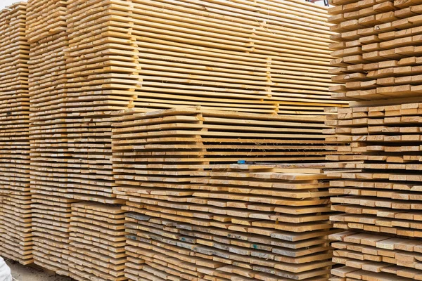 Spousta Prken Naskládaných Sobě Skladišti Dřevo Pro Další Použití Stavebnictví — Stock fotografie