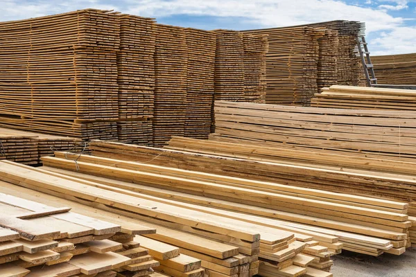Průmyslový Sklad Hotových Dřevařských Výrobků Pod Širým Nebem Dřevo Naskládané — Stock fotografie