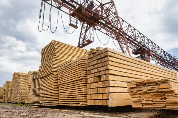 Staplade Virke Lagret Produktionsanläggningen Mot Bakgrund Spak Portalkran — Stockfoto