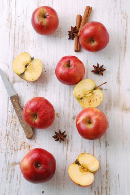 Tahta masada kırmızı elma