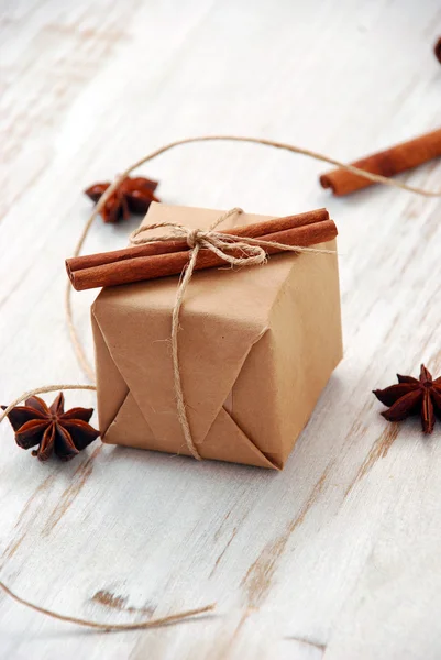 Винтажная рождественская подарочная коробка — стоковое фото