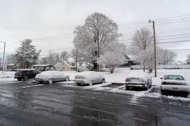 Johnson City, Tennessee, ABD 2022-01-03 Watauga Meydanı Apartmanları: Otoyol ve kar kaplı arabalar.