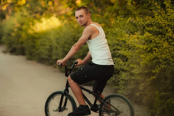 Ung man sitter på sport cykel — Stockfoto