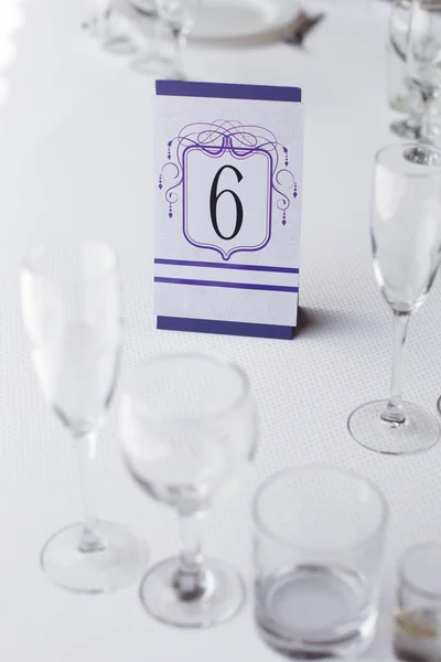 Tarjeta de boda sobre la mesa — Foto de Stock