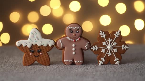 Noel kurabiyeleri, arka planda sıcak bokeh ışıklarının çelenklerinde. — Stok video
