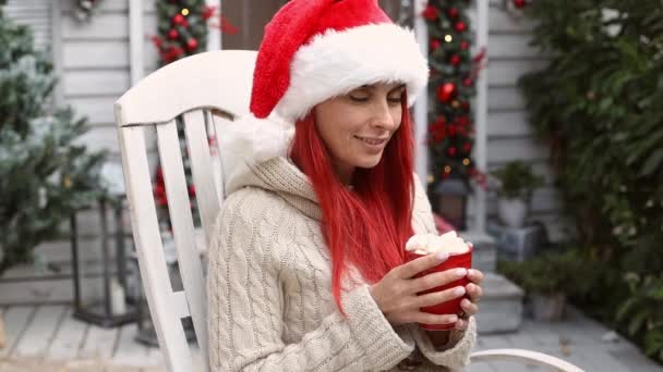 Belle Fille Hipster Aux Cheveux Roux Dans Chapeau Santa Claus — Video