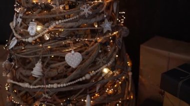 Sınıfın karanlık iç kısımlarında hediyeli moda Noel ağacı var. Doğal malzemelerden dekore edilmiş el yapımı çevre dostu Noel ağacı altında birçok güzel hediye. 