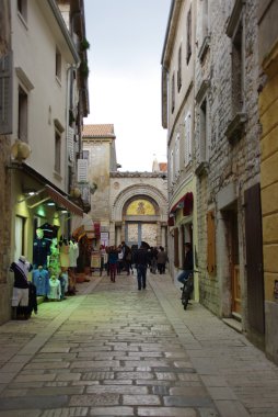 porec sokakta. carotia