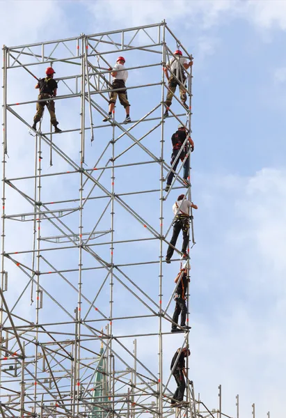 Construir estructuras metálicas de gran altura —  Fotos de Stock