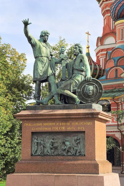 Denkmal für Minin und Poscharski auf dem Roten Platz in Moskau — Stockfoto