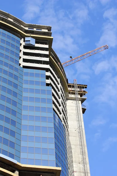 Edificio moderno in costruzione contro il cielo blu — Foto Stock