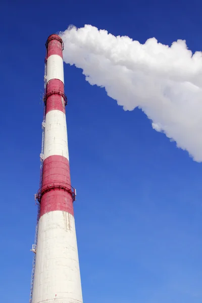 火力発電所の禁煙パイプ — ストック写真