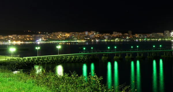 Νυχτερινή άποψη της πόλης στη θάλασσα, Γκελεντζίκ, Ρωσία — Φωτογραφία Αρχείου