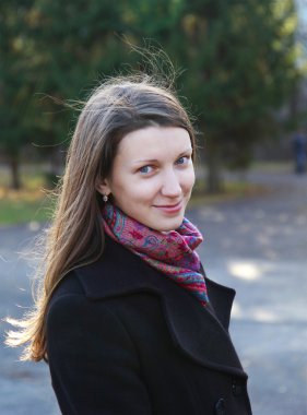 sonbahar gününde bir parkta güzel bir kız