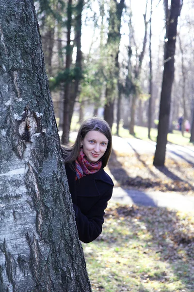 Vacker flicka i en park på höst-dagen — Stockfoto