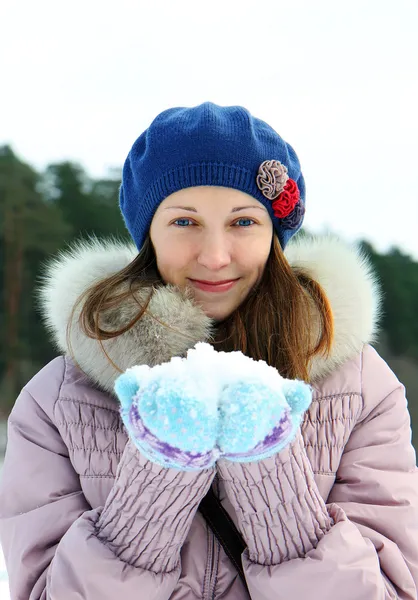 Portrait of young brunette woman in winter — Stock Photo, Image