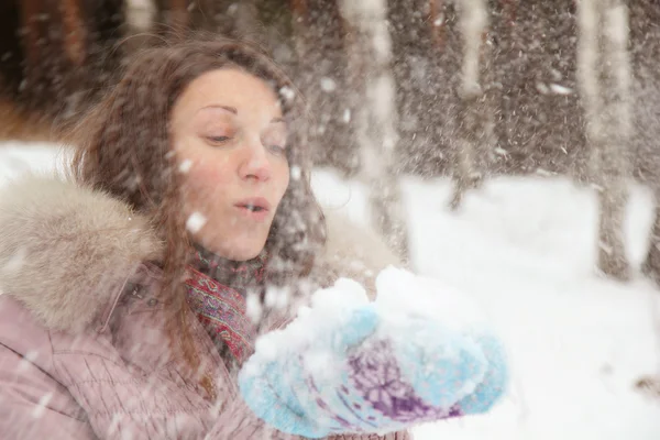 Portret van jonge brunette vrouw in de winter — Stockfoto