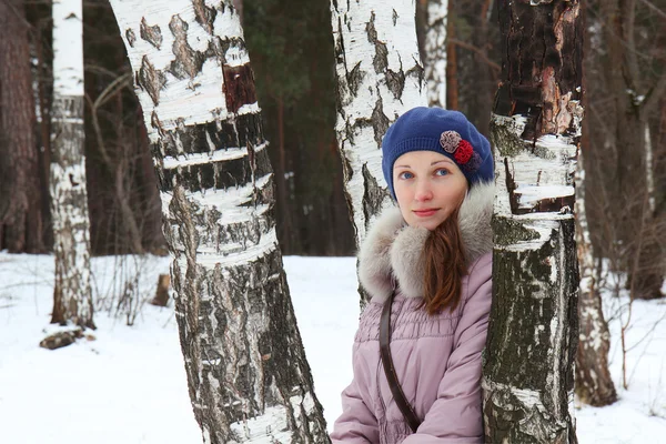 Gyönyörű lány, egy parkban, egy téli napon — Stock Fotó