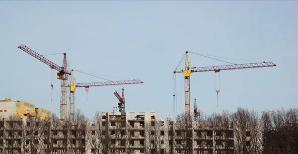 Lugar interior para muitos edifícios altos em construção e cran — Fotografia de Stock