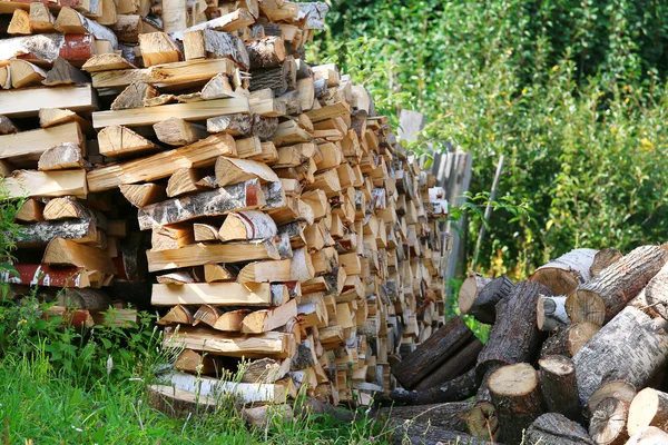 Dry chopped firewood logs in pile. — Stock Photo, Image