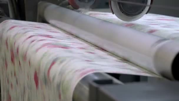 Impressora industrial fazendo nova amostra de papel de parede. Fábrica de papel de parede moderna. Produção de papel de parede. Um dos passo de criação novo papel de parede. Fechar. — Vídeo de Stock