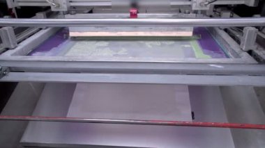 Duvar kağıdı üretimi, duvar kağıdı baskısı, duvar kağıdı üretimi için fabrikada taşıyıcı. Modern fabrika