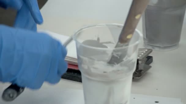 El proceso de producción de papel pintado, impresión en papel pintado, transportador en la fábrica para la producción de papel pintado. Fábrica moderna — Vídeo de stock