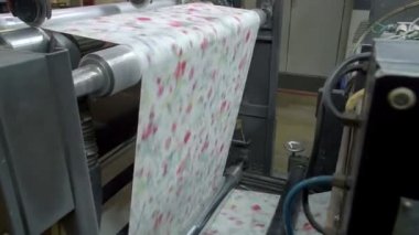 Duvar kağıdı taşıyıcısı, dokumasız duvar kağıdı konveyör hattı, endüstriyel iç döşeme. Modern duvar kağıdı üretimi