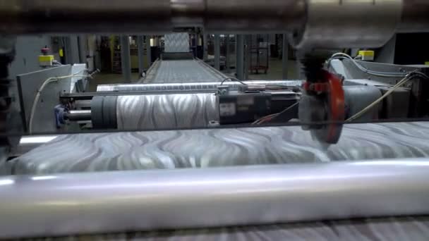 Producción moderna de papel pintado. Una máquina trabaja, rodando el periódico impreso en la instalación de tipografía. — Vídeos de Stock