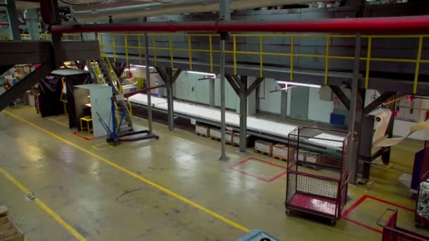 Grande planta moderna de produção de papel de parede. Linha transportadora de produção de papel de parede, planta de produção de papel de parede. — Vídeo de Stock