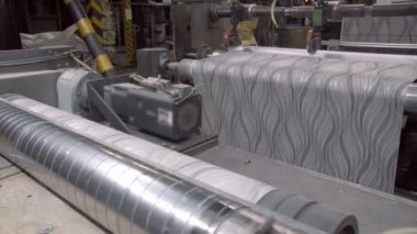 Büyük, modern bir fabrika. Duvar kağıdı üretimi, duvar kağıdı baskısı, duvar kağıdı üretimi için fabrikada taşıyıcı.