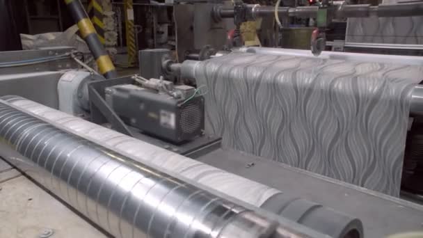 Duża nowoczesna fabryka. Proces produkcji tapet, drukowanie na tapecie, przenośnik w fabryce do produkcji tapet. — Wideo stockowe