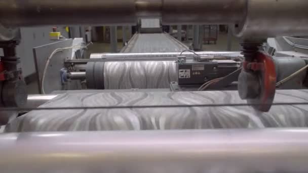 Gran fábrica moderna. El proceso de producción de papel pintado, impresión en papel pintado, transportador en la fábrica para la producción de papel pintado. — Vídeos de Stock
