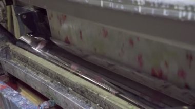 Duvar kağıdına renk baskısı, modern duvar kağıdı üretimi, endüstriyel iç mimari