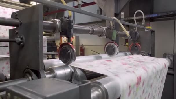 Impresión a color en papel pintado, producción de papel pintado moderno, interior industrial — Vídeos de Stock