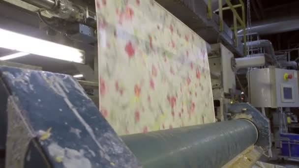Duvar kağıdı taşıyıcısı, konveyör hattında vinil duvar kağıdı, endüstriyel iç döşeme. — Stok video