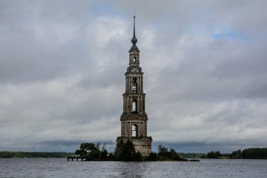 Kalyazin Çan Kulesi. St. Nicholas Katedrali 'nin su basmış çan kulesi. bulutlu bir akşam