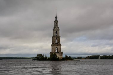 Kalyazin Çan Kulesi. St. Nicholas Katedrali 'nin su basmış çan kulesi. bulutlu bir akşam