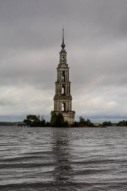 Kalyazin Çan Kulesi. St. Nicholas Katedrali 'nin su basmış çan kulesi. bulutlu bir akşam