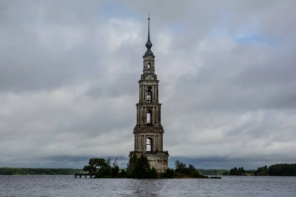 Kaljasin Glockenturm. Glockenturm der überfluteten Nikolaikathedrale. Bewölkter Abend — Stockfoto