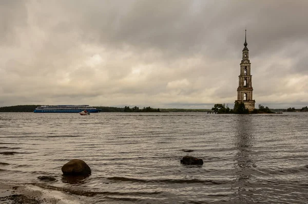 Колокольня Калязина. Колокольня затопленного Свято-Николаевского собора. пасмурный вечер — стоковое фото